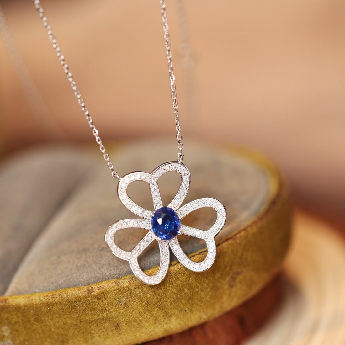 14k Gold 0.84 Ctw Natural Sapphire & Diamond Necklace: Ref:231144342 // gold content:14k gold // main gemstone:sapphire // shape:oval // carat weight:0. 56ct // color:blue // treatment:natural // // adjacent gemstone 2 : diamond // shape:round // carat we