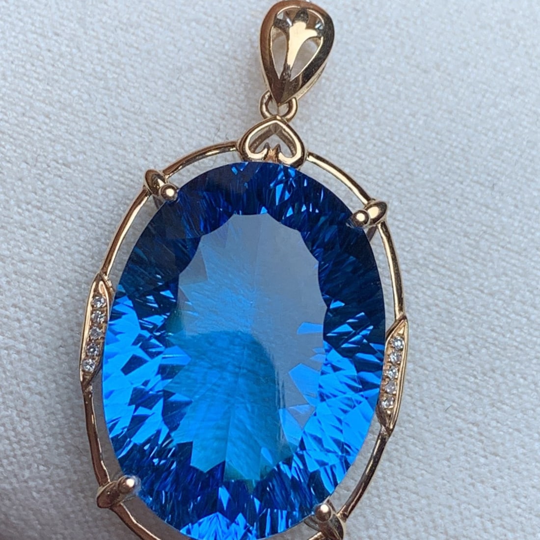 14k Gold 20.05 Ct Natural Topaz & Diamond Pendant( Without Chain ): Ref:231144344 // gold content:14k gold // main gemstone:topaz // shape:oval // carat weight:20. 05ct // color:blue // treatment:natural // // adjacent gemstone 2 : diamond // number of stones:10 //