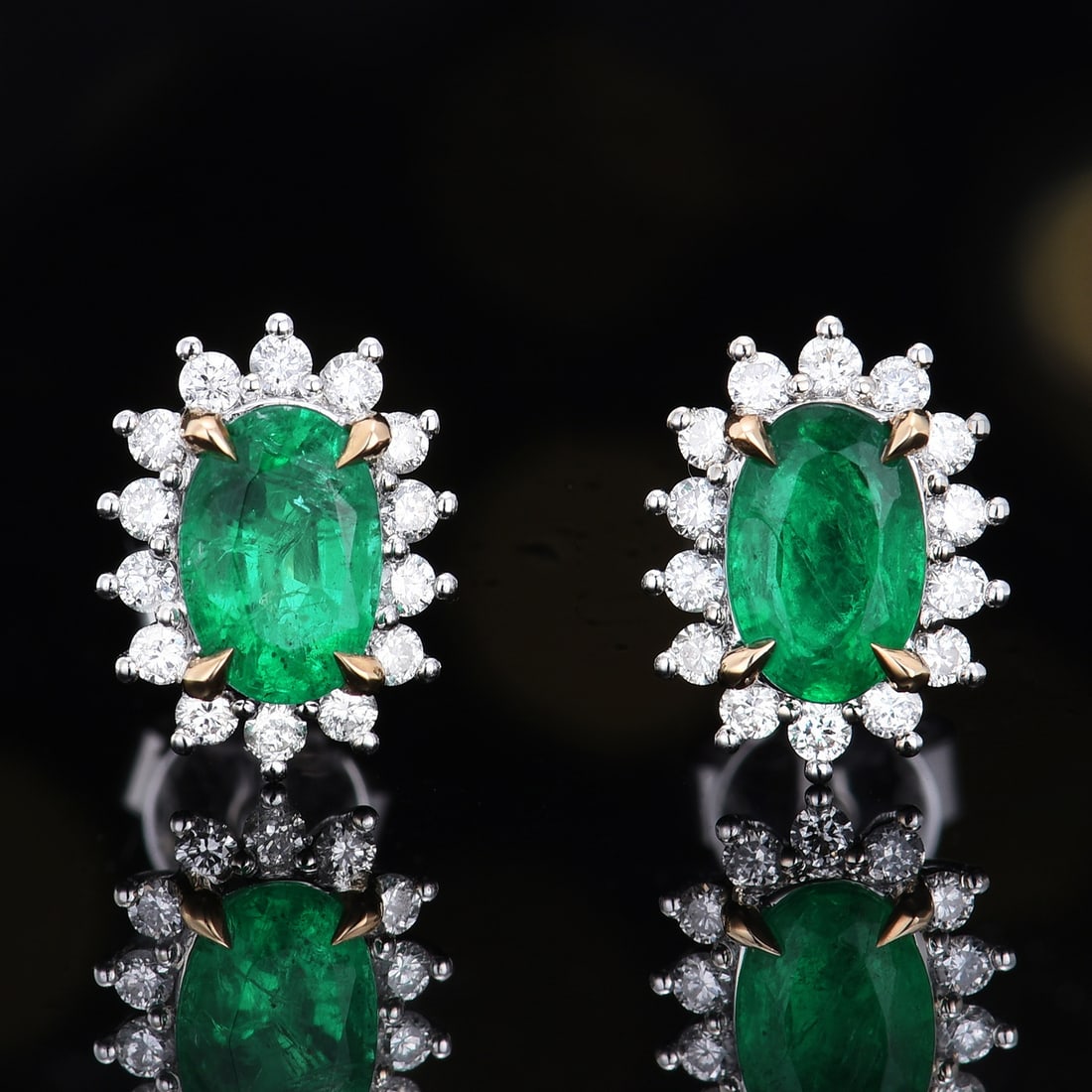 14k Gold 0.98 Ctw Natural Emerald & Diamond Earrings: Ref:231144353 // gold content:14k gold // main gemstone:emerald // shape:oval // carat weight:0. 76ct // color:green // treatment:natural // // adjacent gemstone 2 : diamond // number of stones:28 //