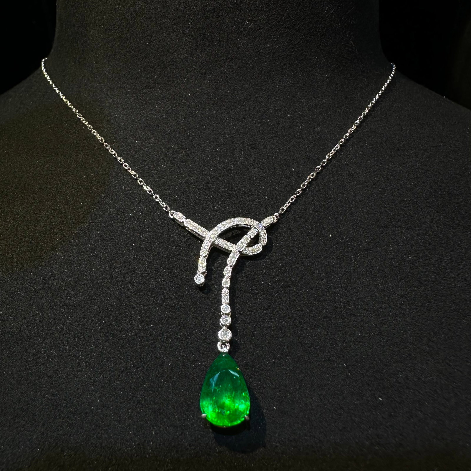 14k Gold 1.91 Ctw Natural Emerald & Diamond Necklace: Ref:231144354 // gold content:14k gold // main gemstone:emerald // shape:pear // carat weight:1. 76ct // color:green // treatment:natural // // adjacent gemstone 2 : diamond // shape:round // carat