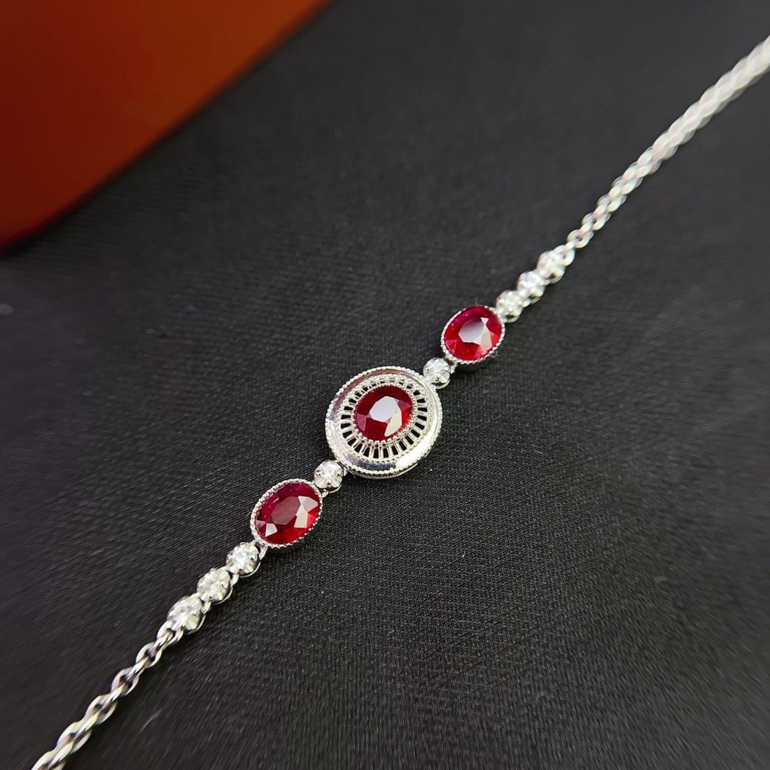 14k Gold 2.00 Ct Natural Ruby & Sapphire Bracelet: Ref:231144367 // gold content:14k gold // main gemstone:ruby // shape:oval // carat weight:2. 00ct // color:red // treatment:natural // // adjacent gemstone 2 : sapphire // shape:round // color:white
