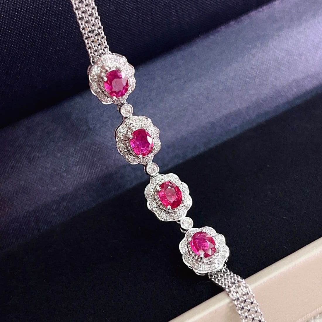 14k Gold 2.05 Ct Natural Ruby & Diamond Bracelet: Ref:231144373 // gold content:14k gold // main gemstone:ruby // shape:oval // carat weight:2. 05ct // color:red // treatment:natural // // adjacent gemstone 2 : diamond // number of stones:99 //