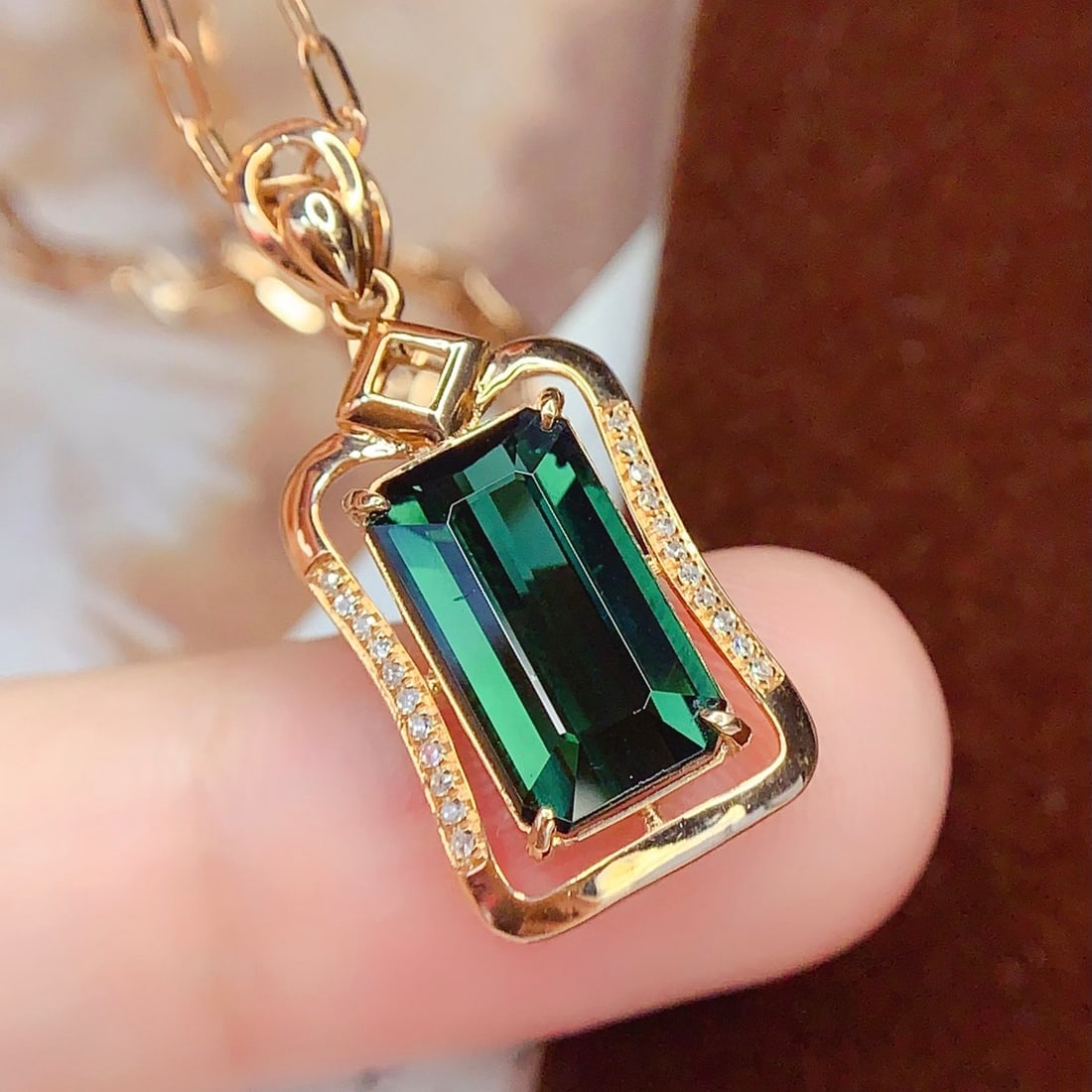 14k Gold 4.5 Ct Natural Tourmaline & Diamond Pendant( Without Chain ): Ref:231144383 // gold content:14k gold // main gemstone:tourmaline // shape:octagonal // carat weight:4. 5ct // color:green // treatment:natural // // adjacent gemstone 2 : diamond // number of