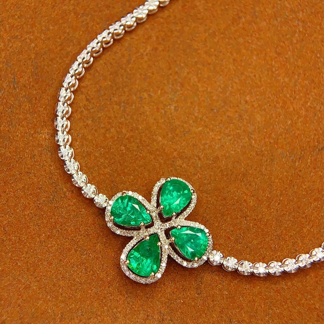 14k Gold 2.66 Ct Natural Emerald & Diamond Bracelet: Ref:231144390 // gold content:14k gold // main gemstone:emerald // shape:pear // carat weight:2. 66ct // color:green // treatment:natural // // adjacent gemstone 2 : diamond // number of stones:151