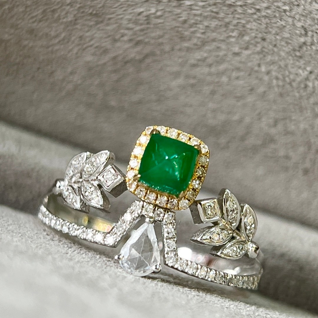 14k Gold 0.77 Ctw Natural Emerald & Diamond Ring: Ref:231144412 // gold content:14k gold // ring size:7. 25us // // main gemstone:emerald // shape:sugar-loaf // carat weight:0. 5ct // color:green // treatment:natural // // adjacent gemstone 2 :
