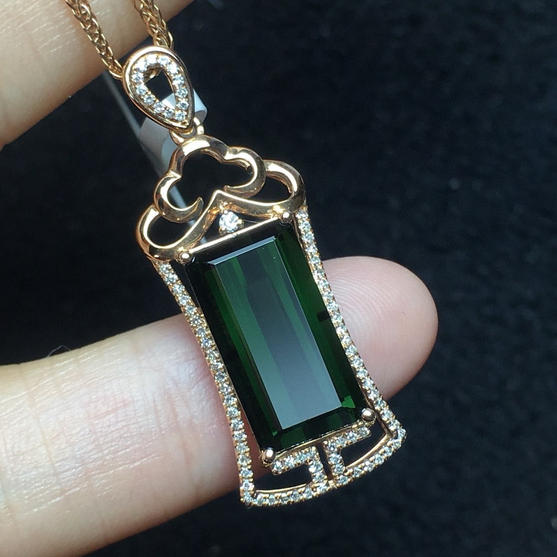 14k Gold 5.08 Ct Natural Tourmaline & Diamond Pendant( Without Chain ): Ref:231144430 // gold content:14k gold // main gemstone:tourmaline // shape:octagonal // carat weight:5. 08ct // color:green // treatment:natural // // adjacent gemstone 2 : diamond // number of