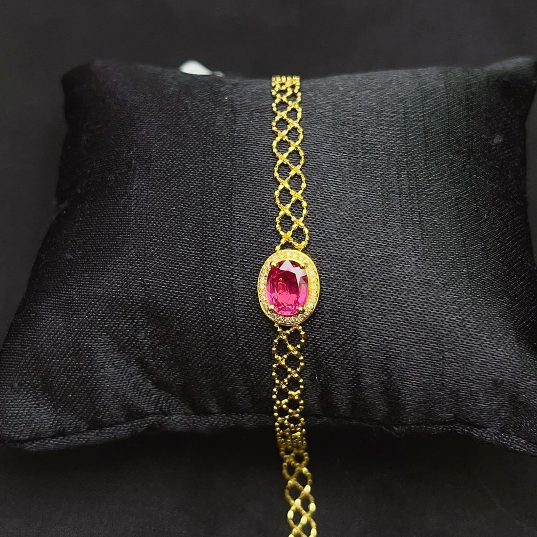 14k Gold 1.10 Ct Natural Ruby & Diamond Bracelet: Ref:231144433 // gold content:14k gold // main gemstone:ruby // shape:oval // carat weight:1. 10ct // color:red // treatment:natural // // adjacent gemstone 2 : diamond // number of stones:28 //