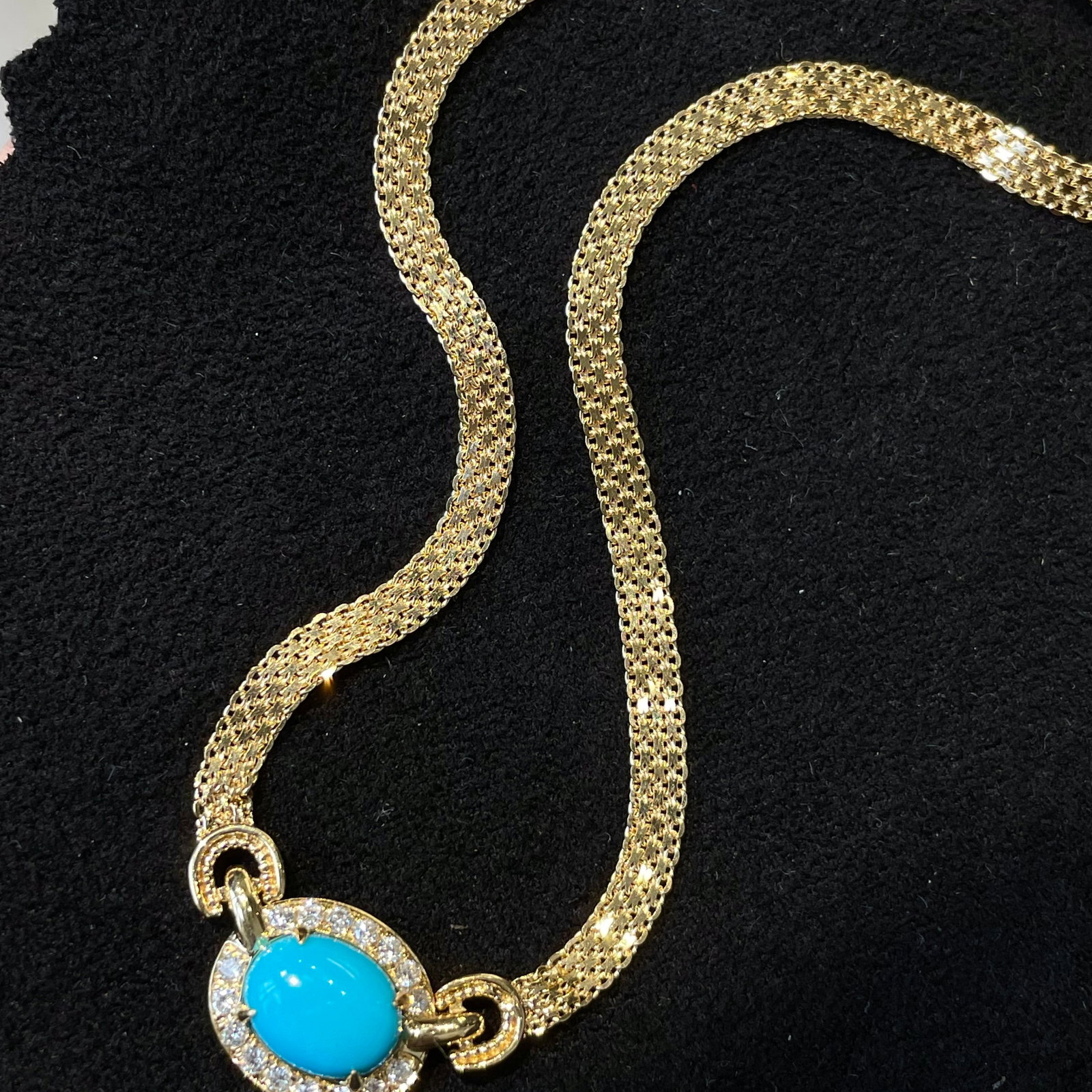 14k Gold 1.97 Ct Natural Blue Turquoise & Diamond Necklace: Ref:231144449 // gold content:14k gold // main gemstone:blue turquoise // shape:oval // carat weight:1. 97ct // color:blue // treatment:natural // // adjacent gemstone 2 : diamond // shape:round // cl