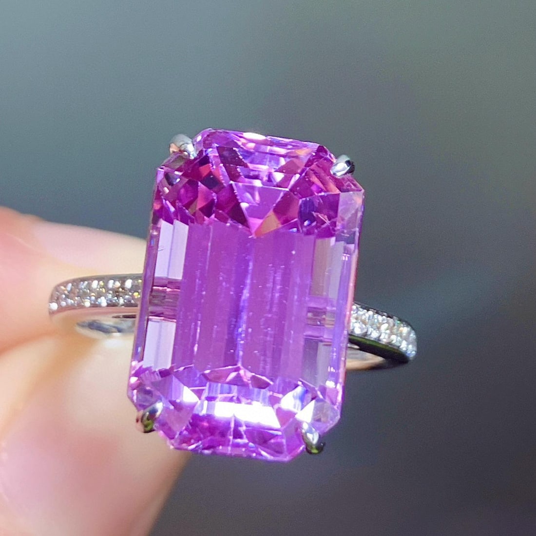 14k Gold 11.70 Ctw Natural Kunzite & Diamond Ring: Ref:231135016 // gold content:14k gold // ring size:7. 25us // // main gemstone:kunzite // shape:octagonal // carat weight:11. 56ct // color:purple // treatment:natural // // adjacent gemstone 2 :