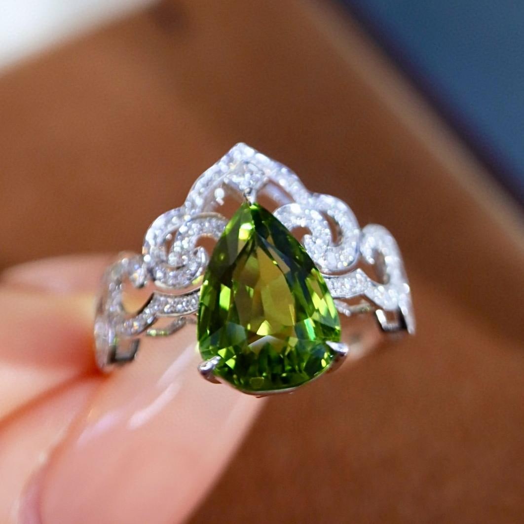 14k Gold 3.99 Ctw Natural Tourmaline & Diamond Pendant( Without Chain ): Ref:231135018 // gold content:14k gold // main gemstone:tourmaline // shape:pear // carat weight:3. 73ct // color:green // treatment:natural // // adjacent gemstone 2 : diamond // shape:round //