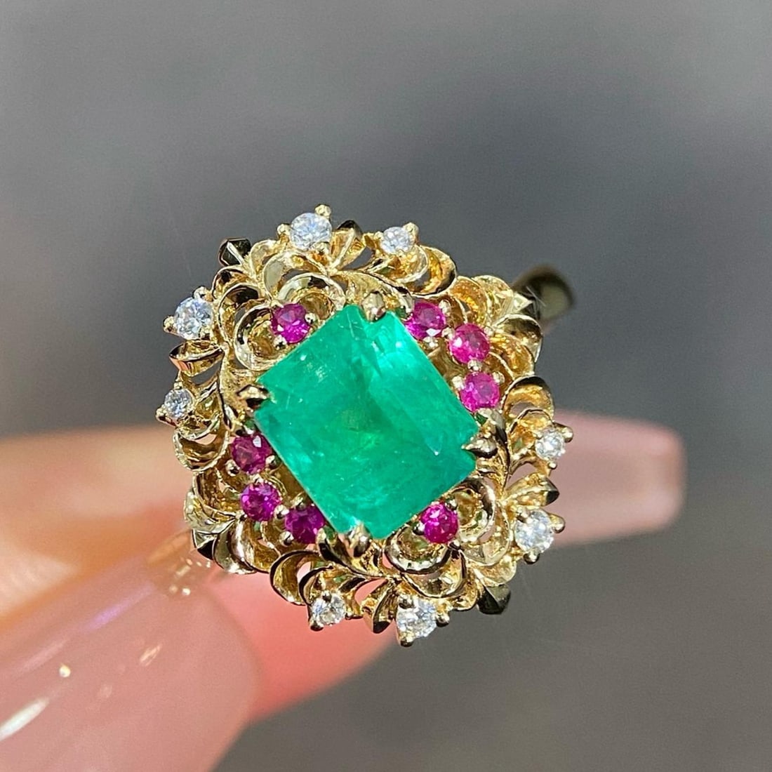 14k Gold 1.36 Ctw Natural Emerald & Diamond Ring: Ref:231135036 // gold content:14k gold // ring size:7. 25us // // main gemstone:emerald // shape:octagonal // carat weight:1. 15ct // color:green // treatment:natural // // adjacent gemstone 2 :