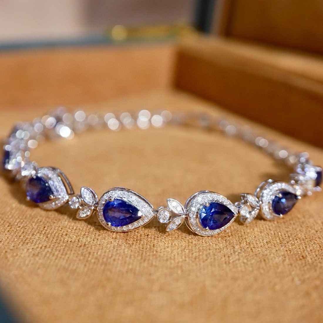 14k Gold 5.37 Ctw Natural Sapphire & Diamond Bracelet: Ref:231135080 // gold content:14k gold // main gemstone:sapphire // shape:pear // carat weight:4. 7ct // color:blue // treatment:natural // // adjacent gemstone 2 : diamond // shape:round // carat