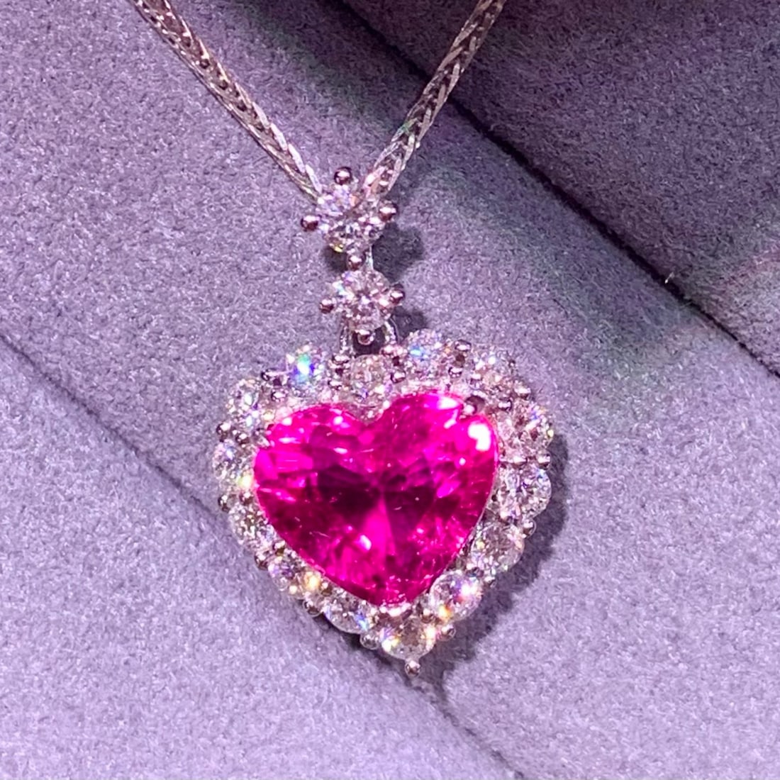 14k Gold 2.95 Ct Natural Tourmaline & Diamond Pendant( Without Chain ): Ref:231135105 // gold content:14k gold // main gemstone:tourmaline // shape:heart // carat weight:2. 95ct // color:red // treatment:natural // // adjacent gemstone 2 : diamond // shape:round //
