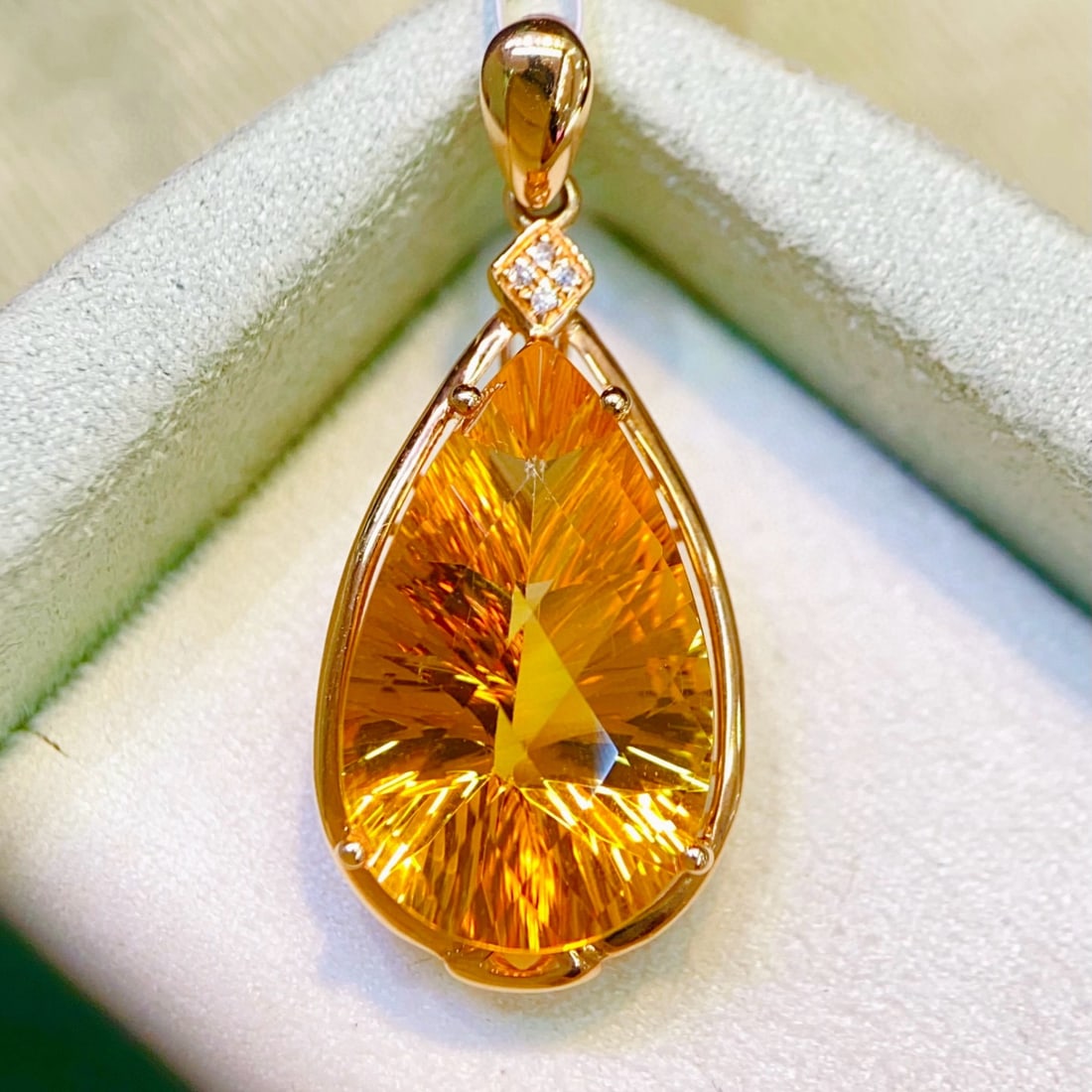 14k Gold 6.81 Ctw Natural Citrine & Diamond Pendant( Without Chain ): Ref:231135117 // gold content:14k gold // main gemstone:citrine // shape:pear // carat weight:6. 8ct // color:yellow // treatment:natural // // adjacent gemstone 2 : diamond // number of stones:4