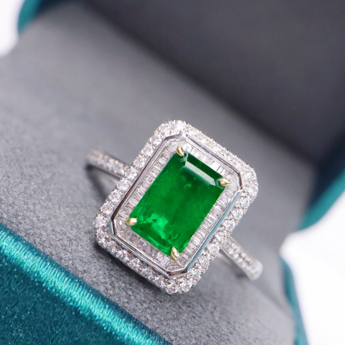 14k Gold 1.42 Ctw Vivid Green Natural Emerald & Diamond Ring - 3