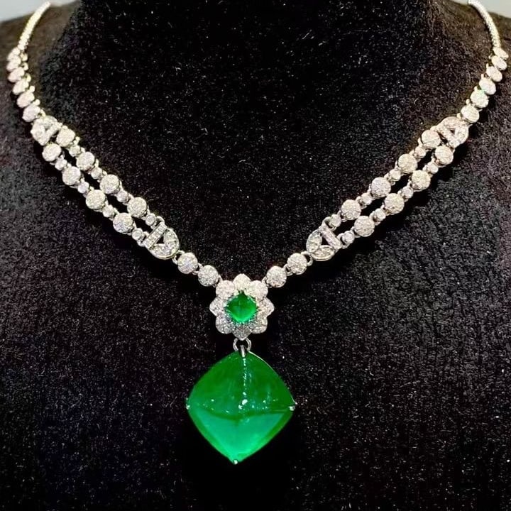14k Gold 9.2 Ct Natural Emerald & Diamond Necklace: Ref:231135125 // gold content:14k gold // main gemstone:emerald // shape:sugar-loaf // carat weight:9. 2ct // color:green // treatment:natural // // adjacent gemstone 2 : diamond // number of