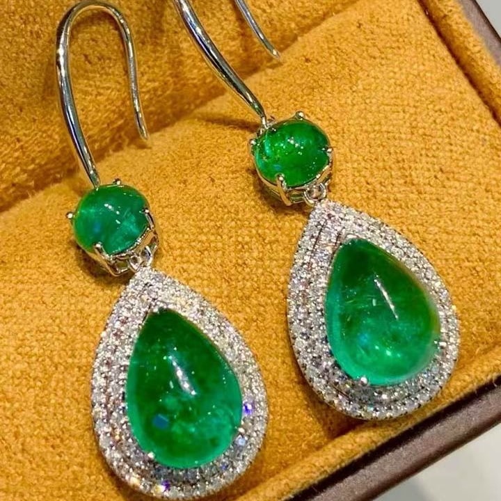 14k Gold 5.2 Ct Natural Emerald & Diamond Earrings: Ref:231135163 // gold content:14k gold // main gemstone:emerald // shape:pear // carat weight:5. 2ct // color:green // treatment:natural // // adjacent gemstone 2 : diamond // shape:round // clarity g