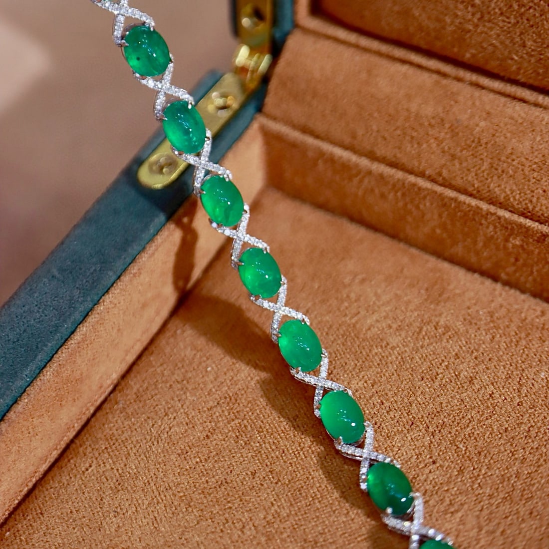 14k Gold 10.93 Ctw Natural Emerald & Diamond Bracelet: Ref:231135166 // gold content:14k gold // main gemstone:emerald // shape:oval // carat weight:10. 13ct // color:green // treatment:natural // // adjacent gemstone 2 : diamond // shape:round //