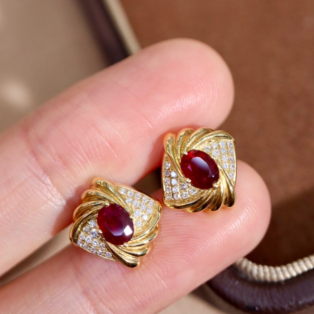 14k Gold 1.12 Ctw Natural Ruby & Diamond Earrings: Ref:231135213 // gold content:14k gold // main gemstone:ruby // shape:oval // carat weight:1. 0ct // color:red // treatment:natural // // adjacent gemstone 2 : diamond // shape:round // carat