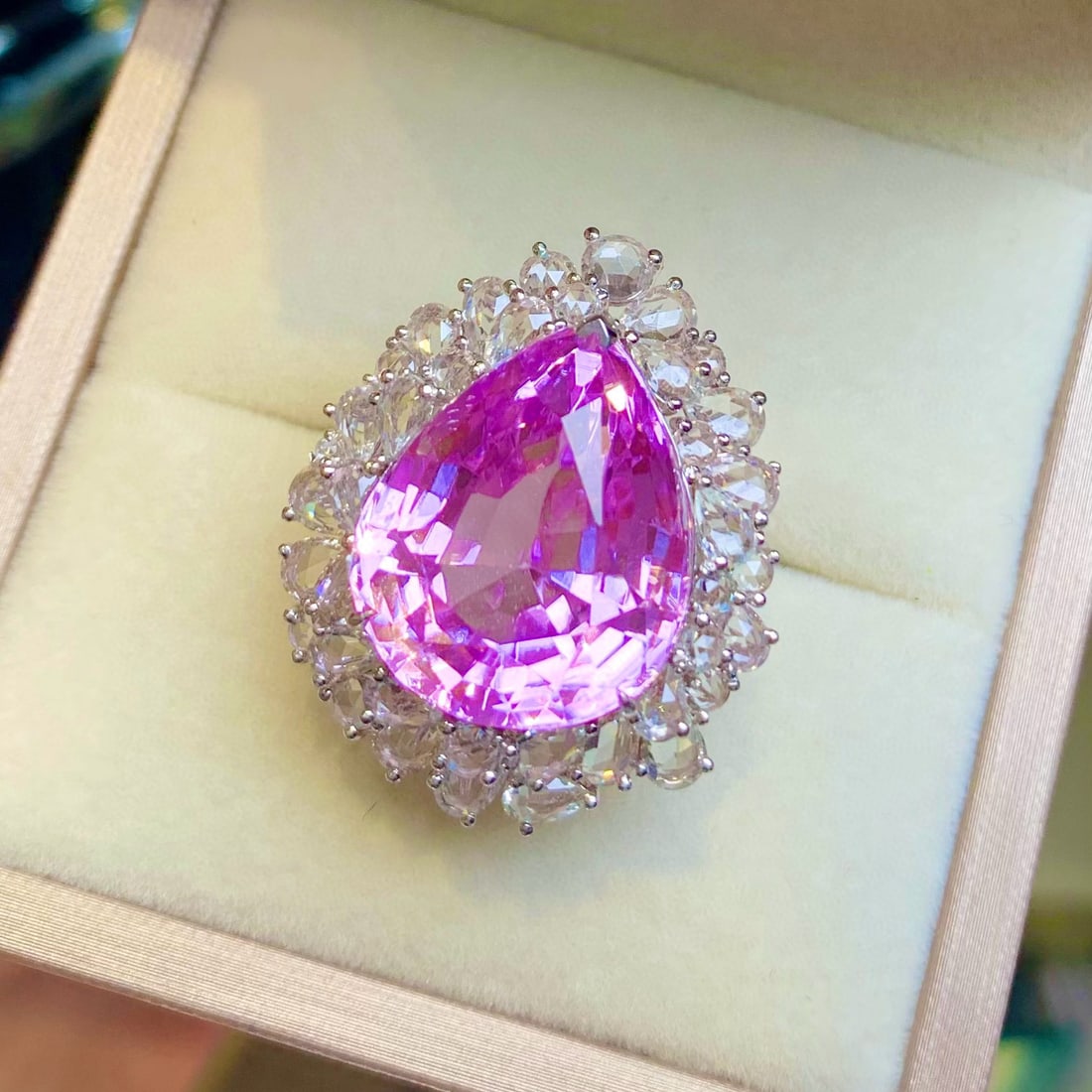 14k Gold 22.8 Ct Natural Kunzite & Sapphire Ring: Ref:231135231 // gold content:14k gold // ring size:7. 25us // // main gemstone:kunzite // shape:pear // carat weight:22. 8ct // color:purple // treatment:natural // // adjacent gemstone 2 : sapphire