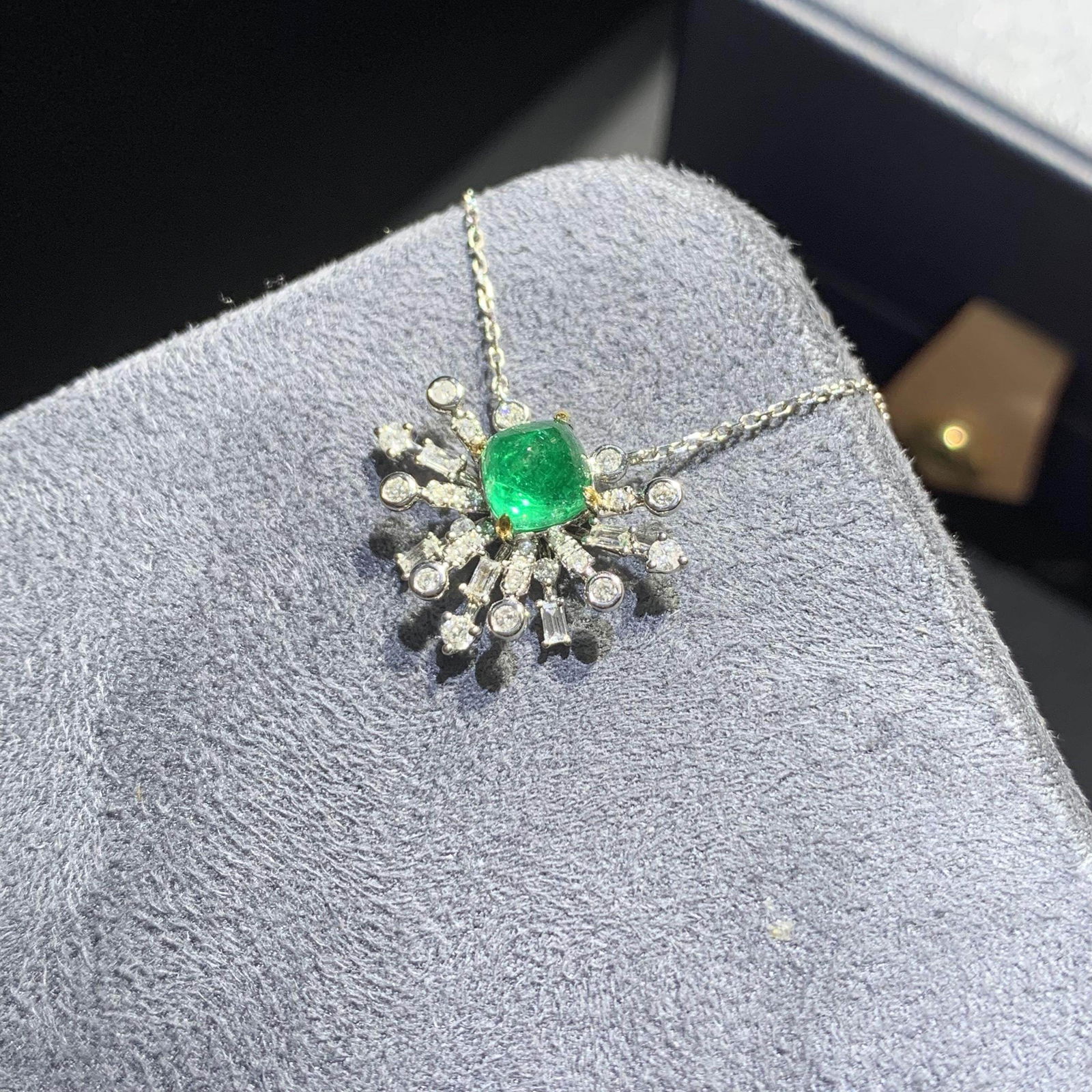 14k Gold 1.38 Ctw Natural Emerald & Diamond Necklace - 3