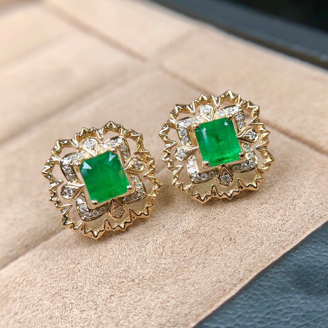 14k Gold 1.26 Ctw Natural Emerald & Diamond Earrings: Ref:231136094 // gold content:14k gold // main gemstone:emerald // shape:octagonal // carat weight:1. 10ct // color:green // treatment:natural // // adjacent gemstone 2 : diamond // shape:round //
