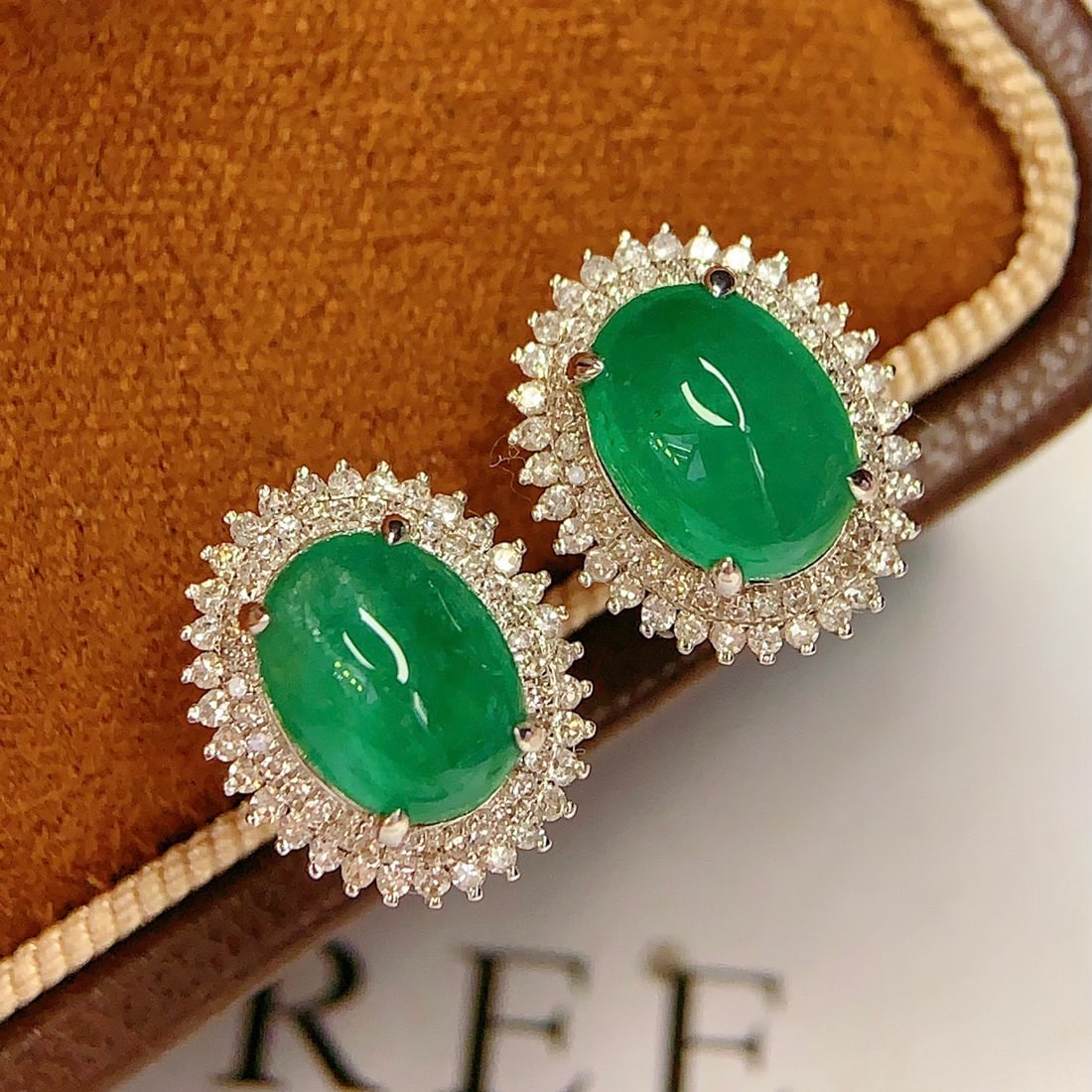 14k Gold 3.16 Ct Natural Emerald & Diamond Earrings: Ref:231136104 // gold content:14k gold // main gemstone:emerald // shape:oval // carat weight:3. 16ct // color:green // treatment:natural // // adjacent gemstone 2 : diamond // number of stones:131 //