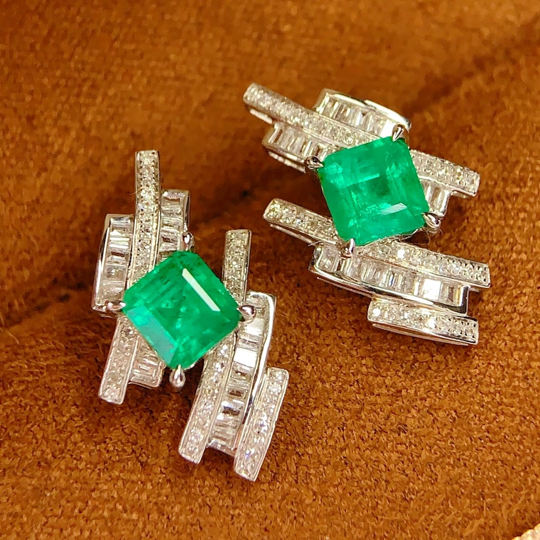 14k Gold 2 Ct Natural Emerald & Diamond Earrings - 4