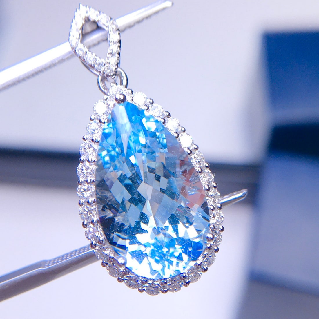14k Gold 5.72 Ct Natural Aquamarine & Diamond Pendant( Without Chain ): Ref:231136119 // gold content:14k gold // main gemstone:aquamarine // shape:pear // carat weight:5. 72ct // color:santa maria color // treatment:natural // // adjacent gemstone 2 : diamond //