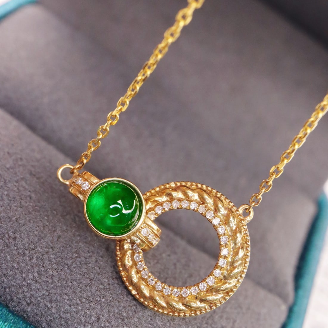 14k Gold 0.76 Ctw Vivid Green Natural Emerald & Diamond Necklace (1 of 6)