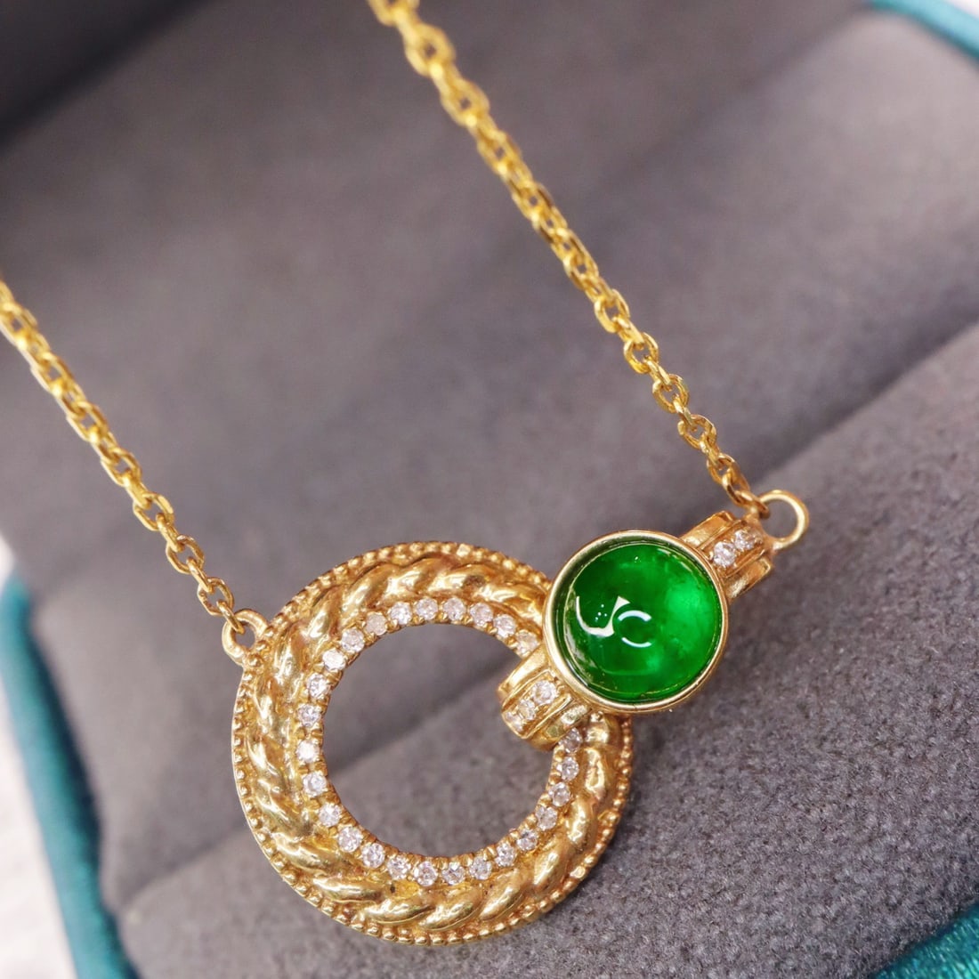 14k Gold 0.76 Ctw Vivid Green Natural Emerald & Diamond Necklace - 3