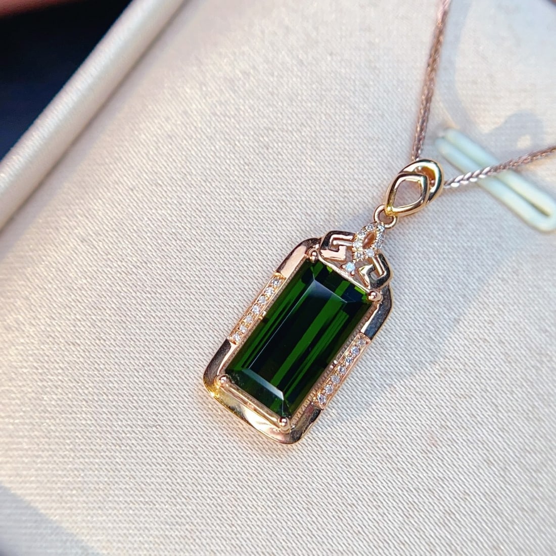 14k Gold 4.07 Ctw Natural Tourmaline & Diamond Pendant( Without Chain ): Ref:231136137 // gold content:14k gold // main gemstone:tourmaline // shape:octagonal // carat weight:4ct // color:green // treatment:natural // // adjacent gemstone 2 : diamond // number of