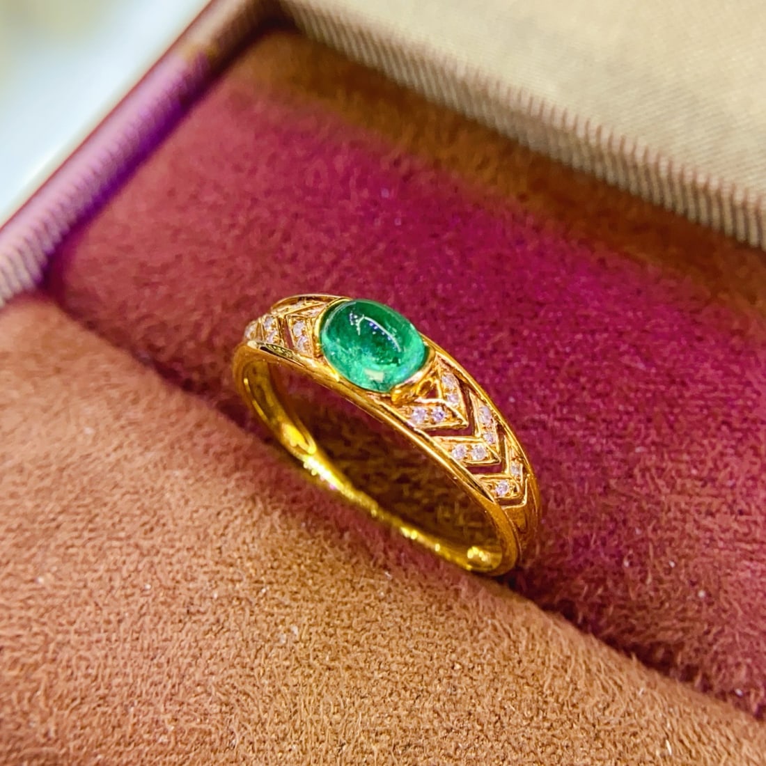 14k Gold 0.65 Ct Natural Emerald & Diamond Ring: Ref:231136158 // gold content:14k gold // ring size:7. 25us // // main gemstone:emerald // shape:oval // carat weight:0. 65ct // color:green // treatment:natural // // adjacent gemstone 2 :