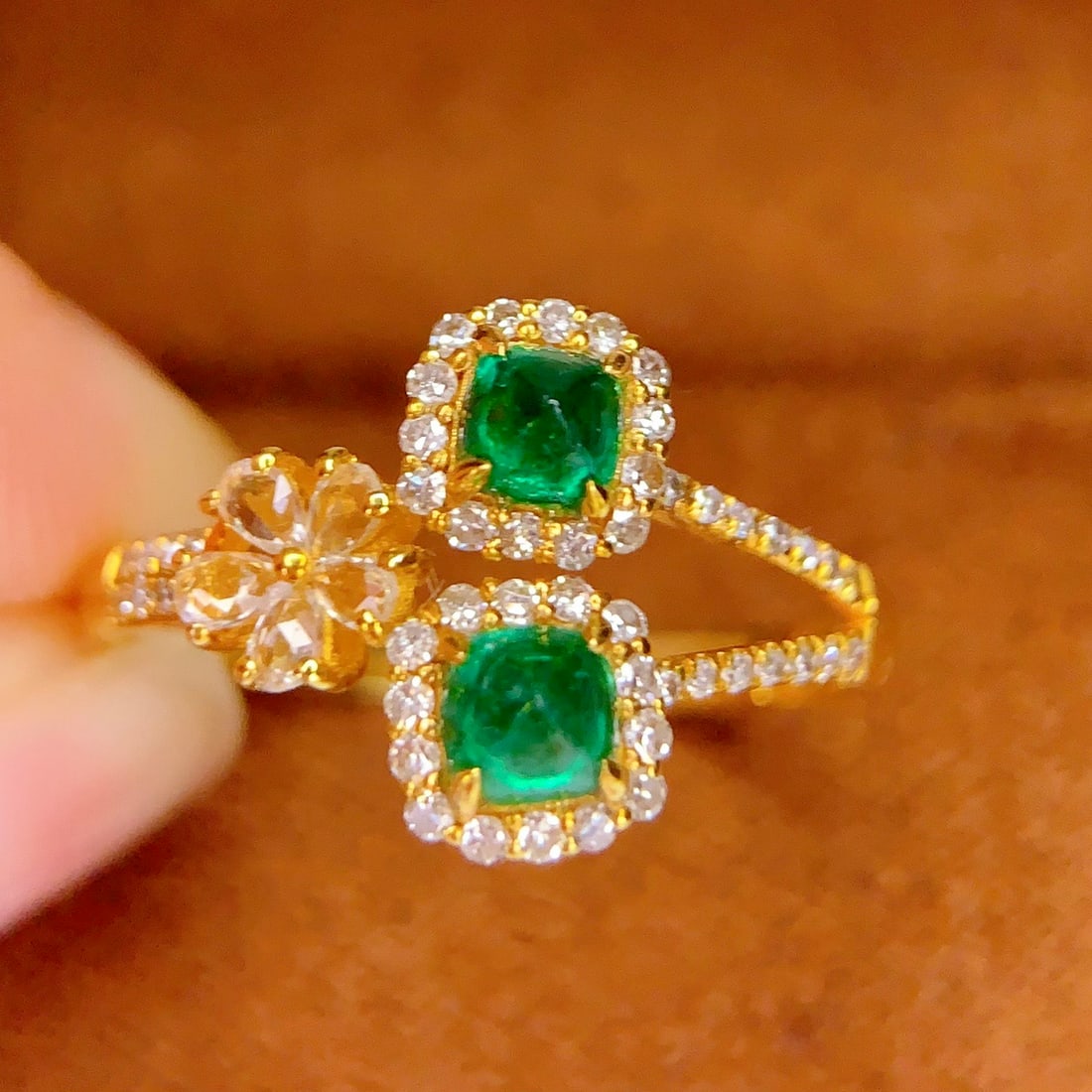 14k Gold 0.8 Ct Vivid Green Natural Emerald & Diamond Ring: Ref:231136171 // gold content:14k gold // ring size:7. 25us // // main gemstone:emerald // shape:sugar-loaf // carat weight:0. 8ct // color:vivid green // treatment:natural // // adjacent gemstone