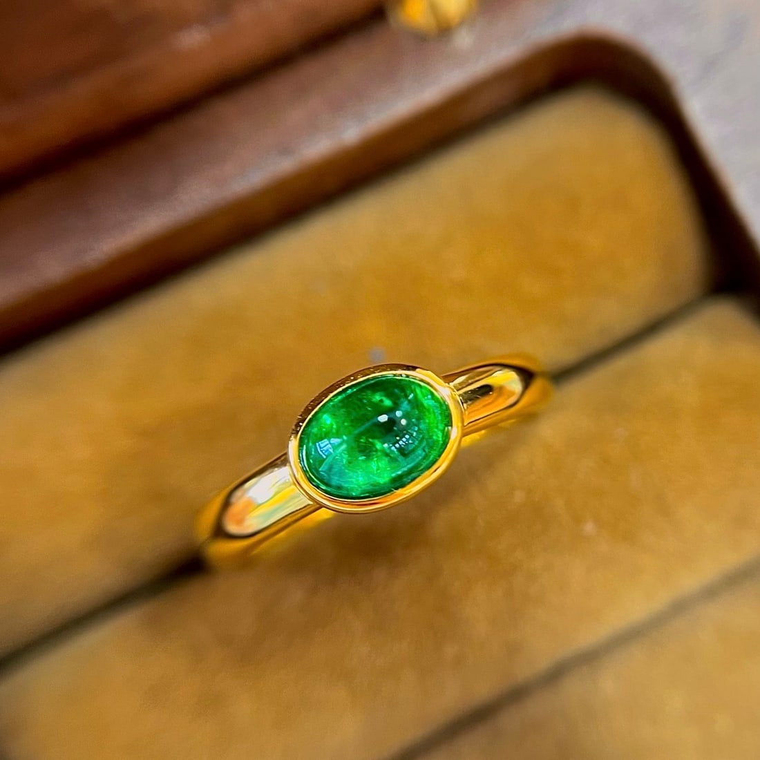 14k Gold 0.95 Ct Natural Emerald Ring: Ref:231136174 // gold content:14k gold // ring size:7. 25us // // main gemstone:emerald // shape:oval // carat weight:0. 95ct // color:green // treatment:natural // High Estimate: 6600Low Estimate: