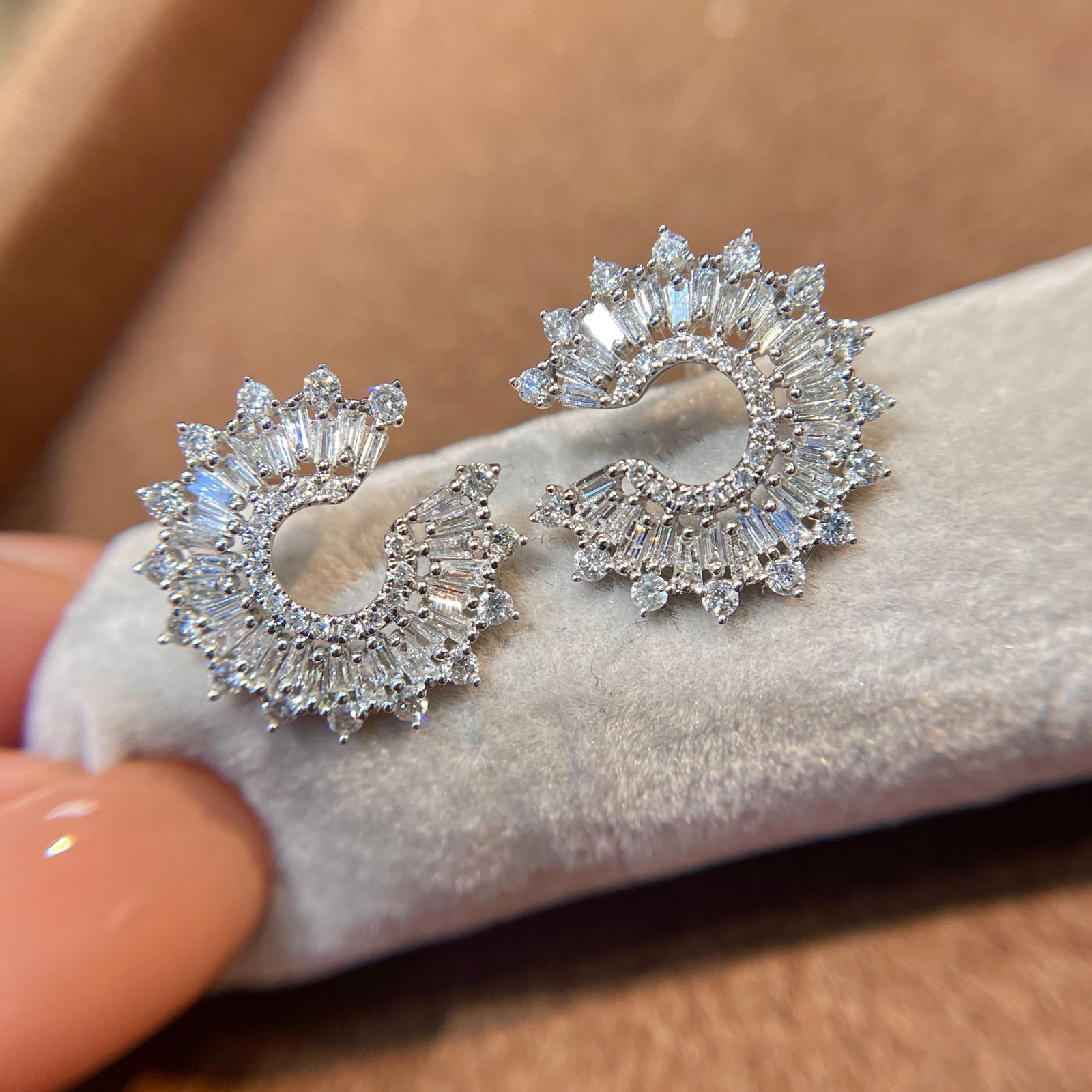 14k Gold 0.85 Ct Natural H Diamond Earrings: Ref:231136202 // gold content:14k gold // main gemstone:diamond // shape:multiple // carat weight:0. 85ct // clarity grade:vs-si // color:h // treatment:natural // Condition: New Low Estimate: 4800.0