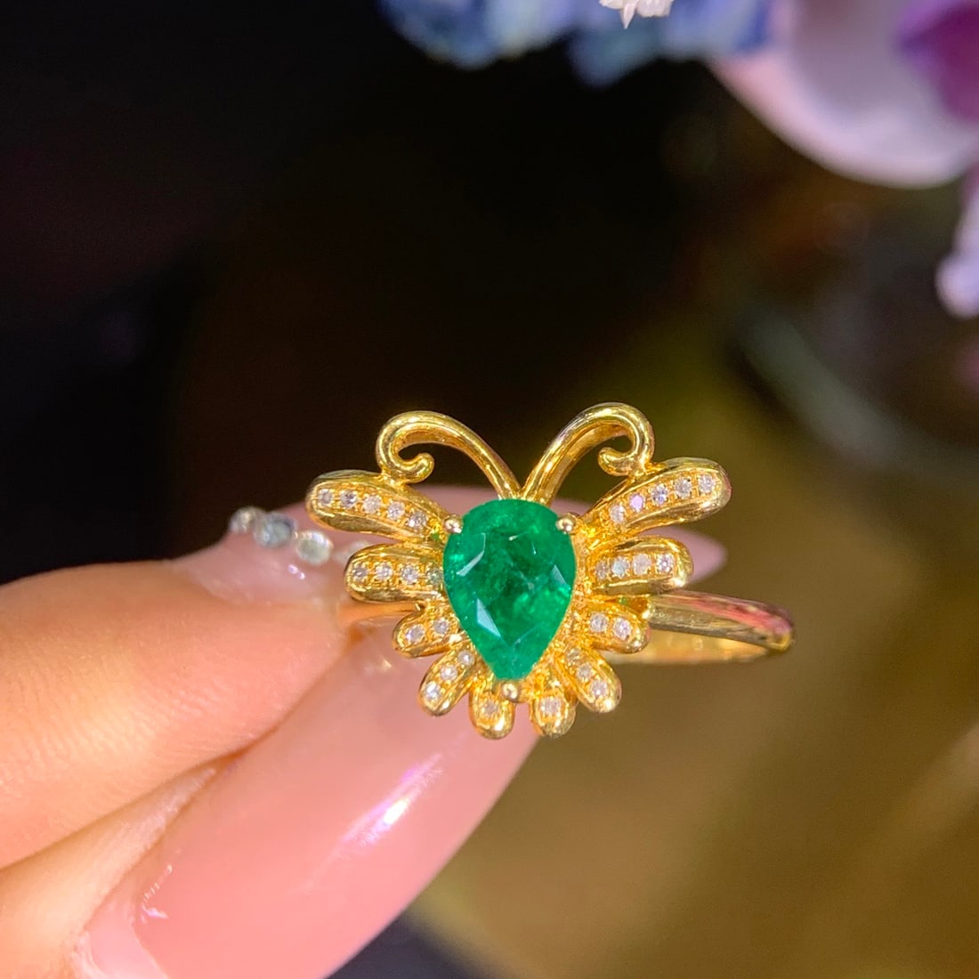 14k Gold 0.75 Ct Natural Emerald & Diamond Ring: Ref:231136211 // gold content:14k gold // ring size:7. 25us // // main gemstone:emerald // shape:pear // carat weight:0. 75ct // color:green // treatment:natural // // adjacent gemstone 2 :