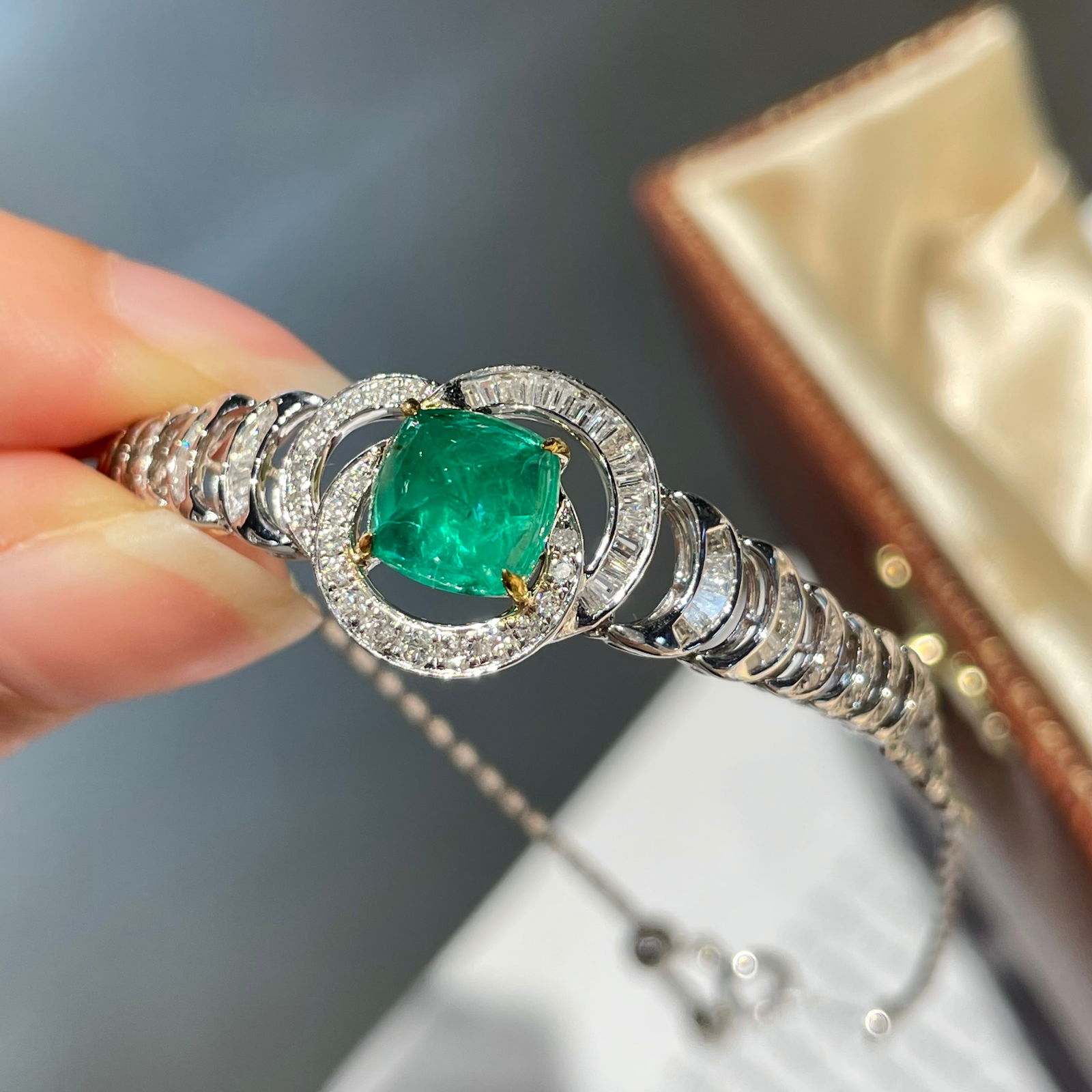 14k Gold 1.6 Ct Natural Emerald & Diamond Bracelet - 4