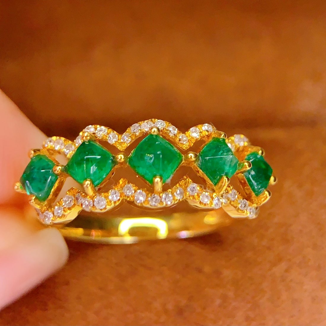 14k Gold 1.4 Ct Natural Emerald & Diamond Ring: Ref:231136221 // gold content:14k gold // ring size:7. 25us // // main gemstone:emerald // shape:sugar-loaf // carat weight:1. 4ct // color:green // treatment:natural // // adjacent gemstone 2 :