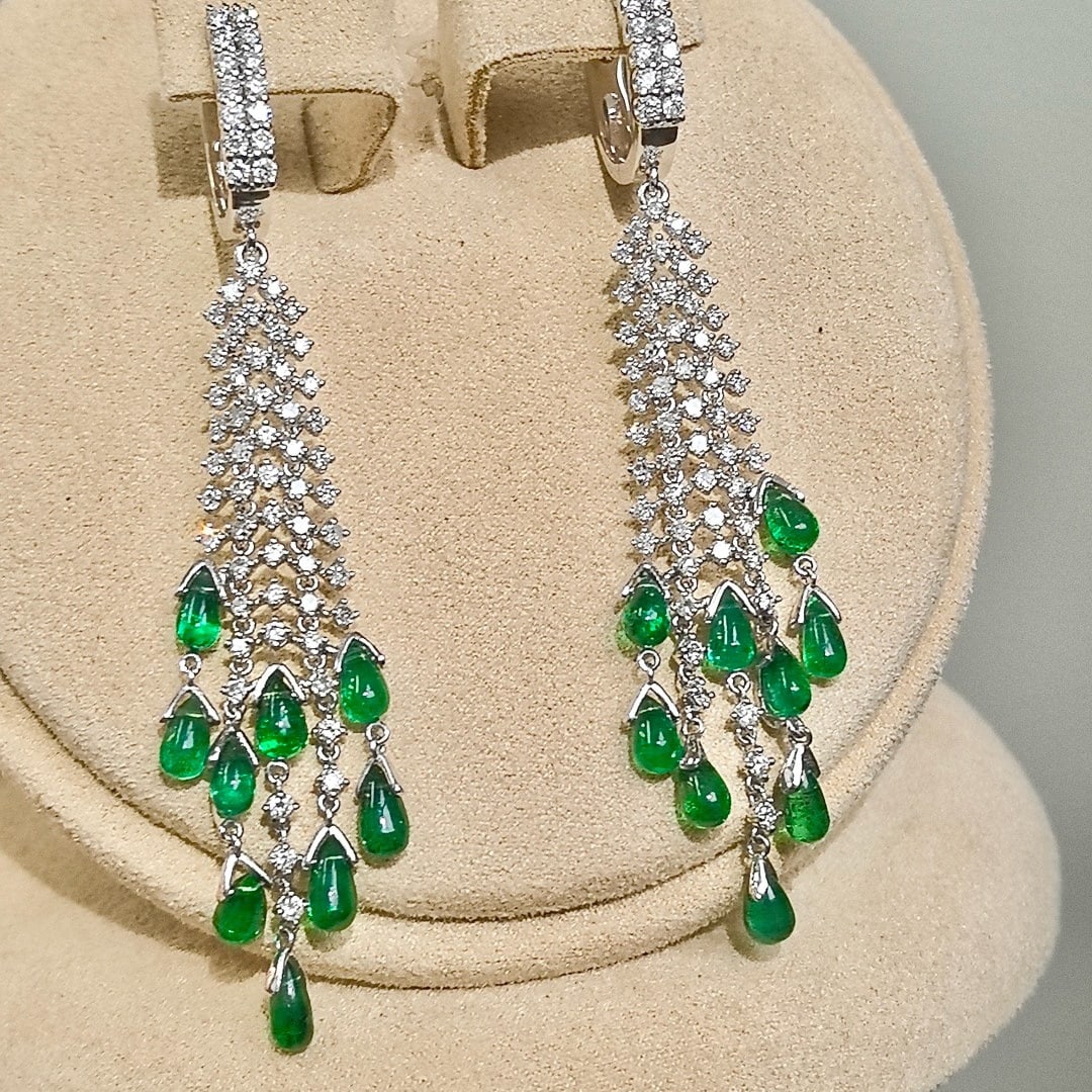 14k Gold 4.52 Ctw Natural Emerald & Diamond Earrings: Ref:231136403 // gold content:14k gold // main gemstone:emerald // shape:pear // carat weight:3ct // color:green // treatment:natural // // adjacent gemstone 2 : diamond // shape:round // carat weight