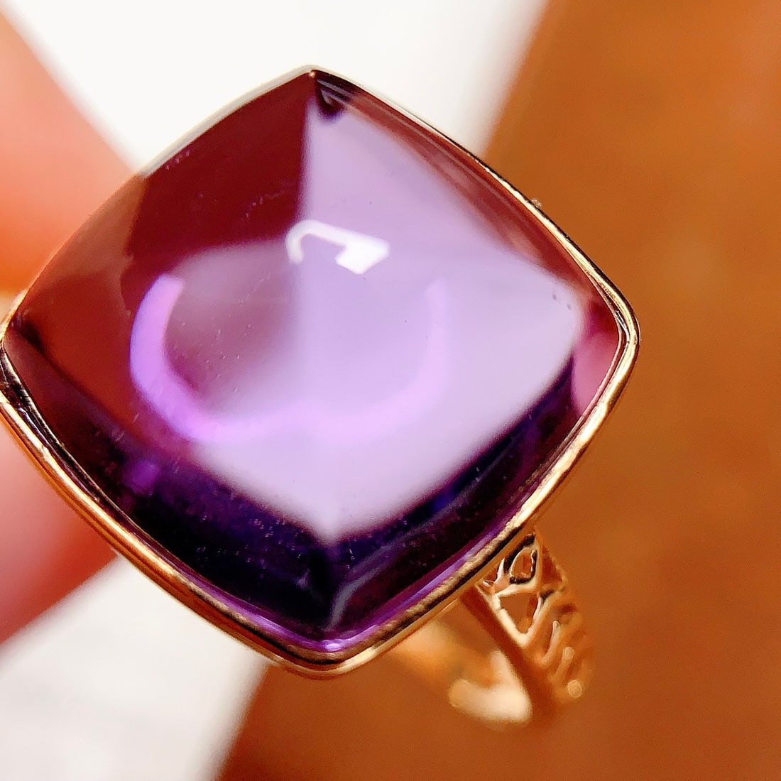 14k Gold 10 Ct Natural Amethyst Ring: Ref:231136414 // gold content:14k gold // ring size:7. 25us // // main gemstone:amethyst // shape:sugar-loaf // carat weight:10ct // color:purple // treatment:natural // Low Estimate: 1300High