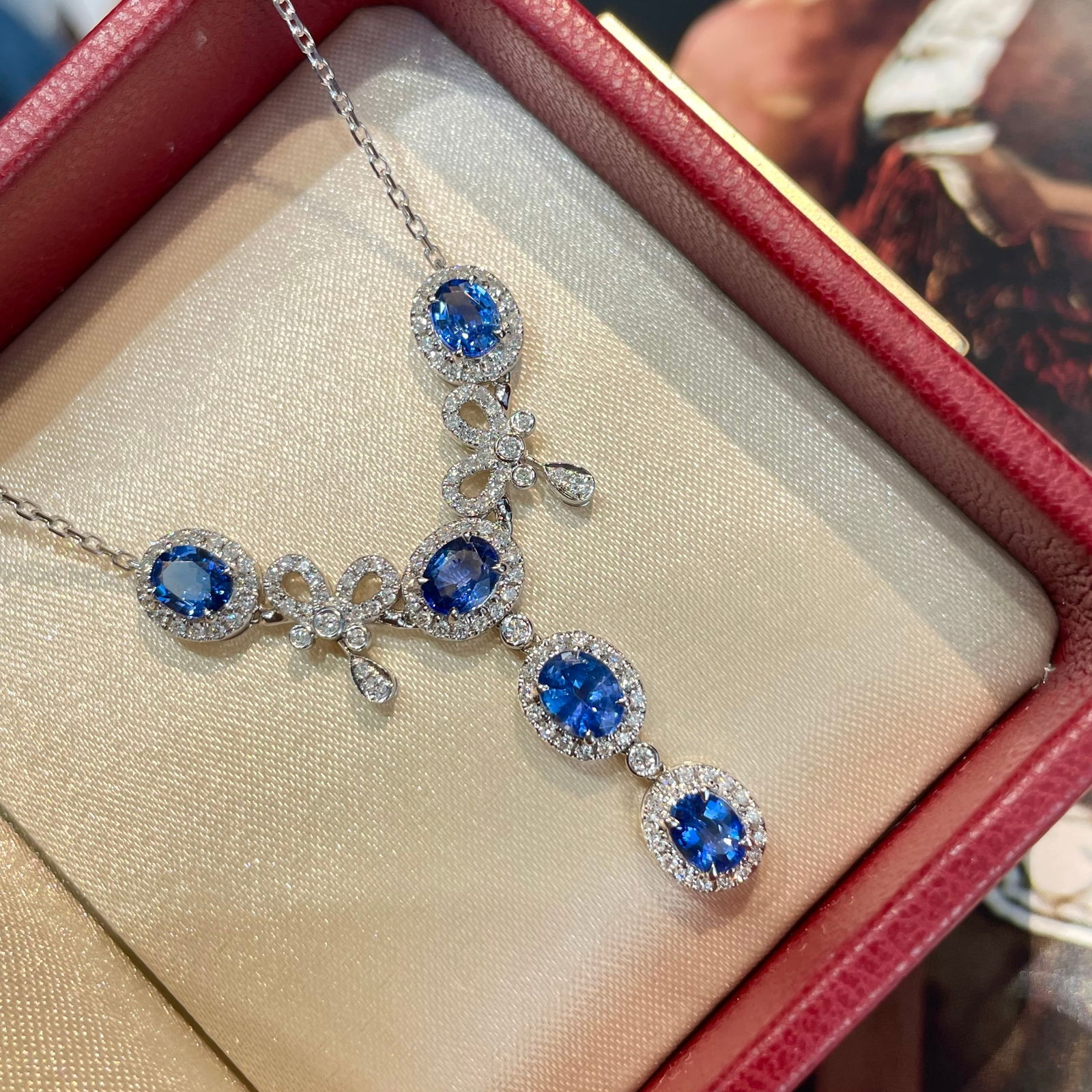 14k Gold 2 Ct Natural Sapphire & Diamond Necklace: Ref:231136426 // gold content:14k gold // main gemstone:sapphire // shape:oval // carat weight:2ct // color:blue // treatment:natural // // adjacent gemstone 2 : diamond // shape:round // clarity