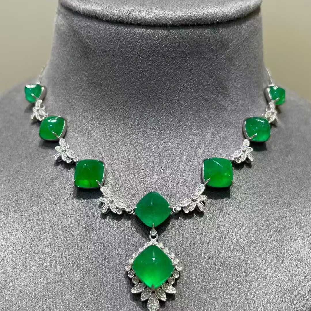 14k Gold 18.88 Ct Natural Emerald & Diamond Necklace: Ref:231121058 // gold content:14k gold // main gemstone:emerald // shape:sugar-loaf // carat weight:18. 88ct // color:green // treatment:natural // // adjacent gemstone 2 : diamond // shape:round // c