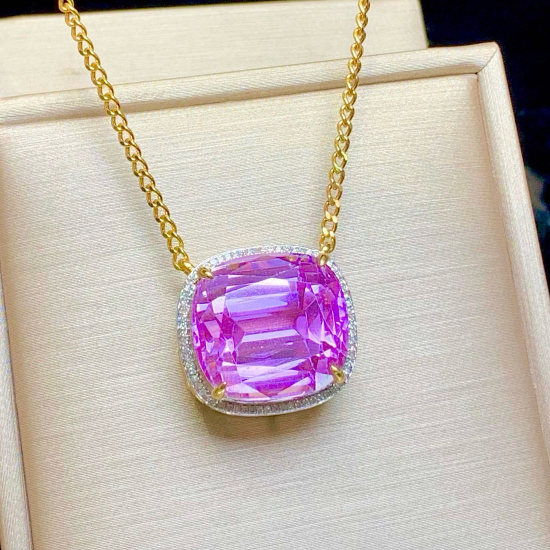 14k Gold 20.2 Ct Natural Kunzite & Diamond Necklace: Ref:231121085 // gold content:14k gold // main gemstone:kunzite // shape:cushion // carat weight:20. 2ct // color:pinkish purple // treatment:natural // // adjacent gemstone 2 : diamond // shape:round