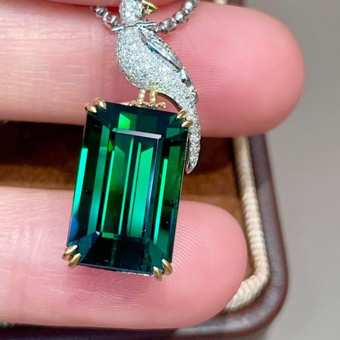 14k Gold 11.0 Ctw Natural Tourmaline & Diamond Pendant( Without Chain ): Ref:231121089 // gold content:14k gold // main gemstone:tourmaline // shape:octagonal // carat weight:10. 7ct // color:green // treatment:natural // // adjacent gemstone 2 : diamond // shape:round //
