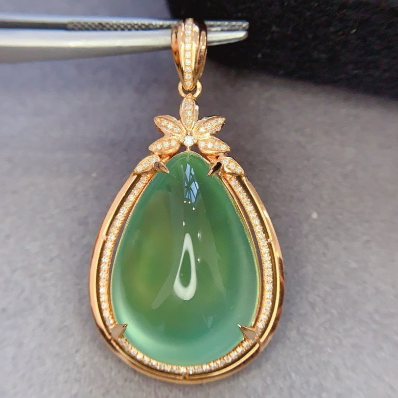 14k Gold 24.5 Ct Natural Prehnite & Diamond Pendant( Without Chain ): Ref:231121091 // gold content:14k gold // main gemstone:prehnite // shape:pear // carat weight:24. 5ct // color:green // treatment:natural // // adjacent gemstone 2 : diamond // shape:round // clarity
