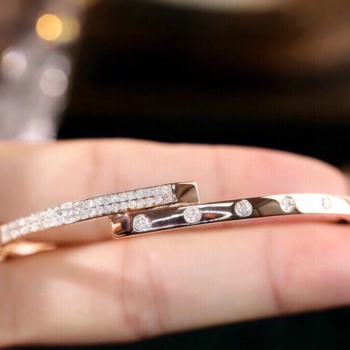 14k Gold 0.62 Ct Natural H Diamond Bangle: Ref:231121121 // gold content:14k gold // main gemstone:diamond // shape:round // carat weight:0. 62ct // clarity grade:vs-si // color:h // treatment:natural // cut grade:g //