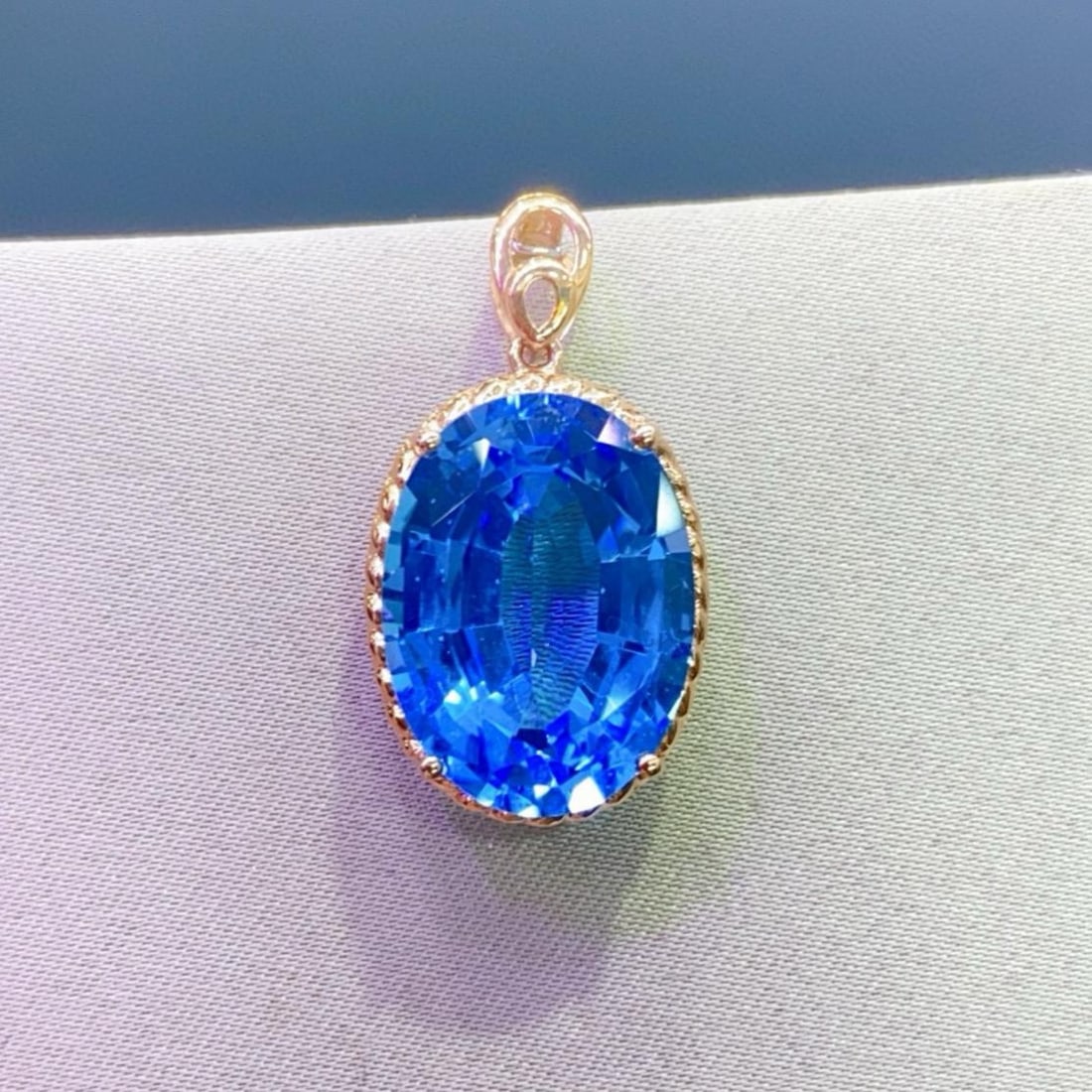 14k Gold 14.8 Ct Natural Topaz Pendant( Without Chain ): Ref:231121126 // gold content:14k gold // main gemstone:topaz // shape:oval // carat weight:14. 8ct // color:blue // treatment:natural // Condition: New Low Estimate: 2500.00 High Estimate: 3800.00