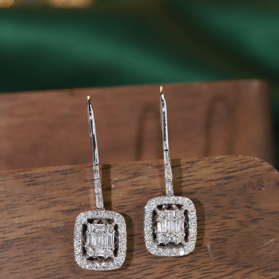 14k Gold 0.6 Ct Natural H Diamond Earrings: Ref:231121169 // gold content:14k gold // main gemstone:diamond // shape:multiple // carat weight:0. 6ct // clarity grade:vs-si // color:h // treatment:natural // High Estimate: 3000 Condition: New L