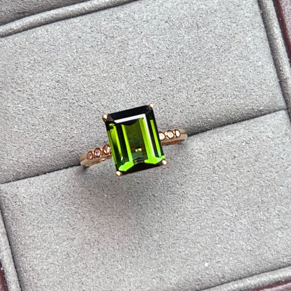 14k Gold 5.08 Ctw Natural Tourmaline & Diamond Ring: Ref:231121184 // gold content:14k gold // ring size:7. 25us // // main gemstone:tourmaline // shape:octagonal // carat weight:5. 05ct // color:green // treatment:natural // // adjacent gemstone 2 : di